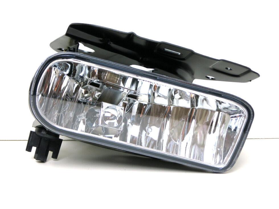 2002-2006 Cadillac Escalade Fog Lamp Front Passenger Side , GM2593138. Angle view for visual reference.