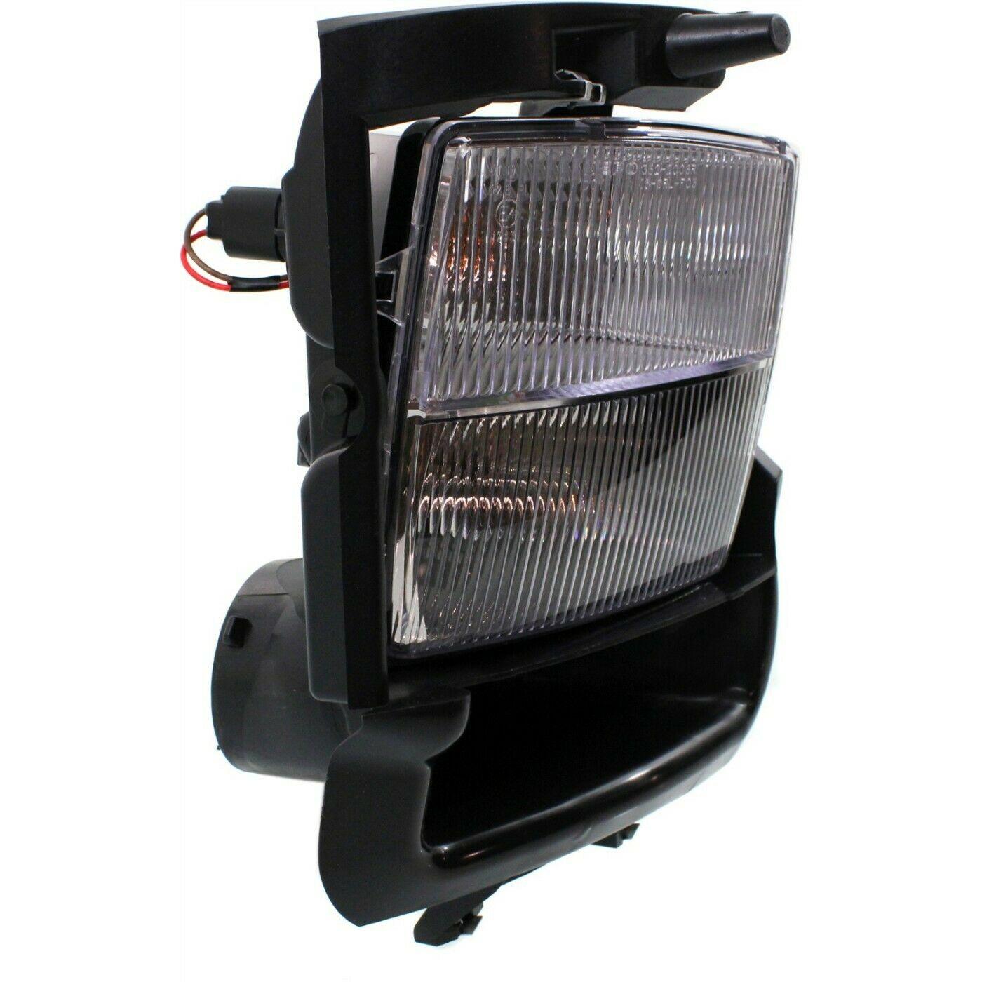 2006-2009 Cadillac STS Signal Lamp Front Passenger Side With Fog , GM2593296. Angle view for visual reference.