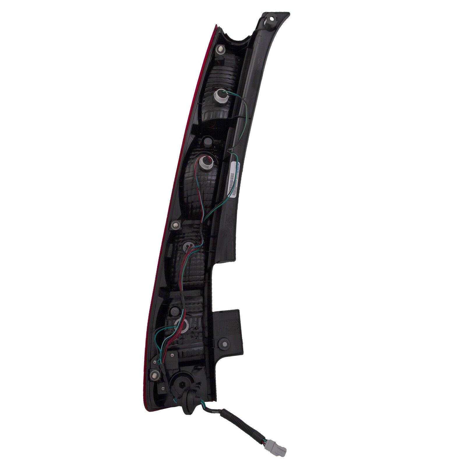 2005-2006 Honda CRV Tail Lamp Driver Side , HO2818128. Angle view for visual reference.