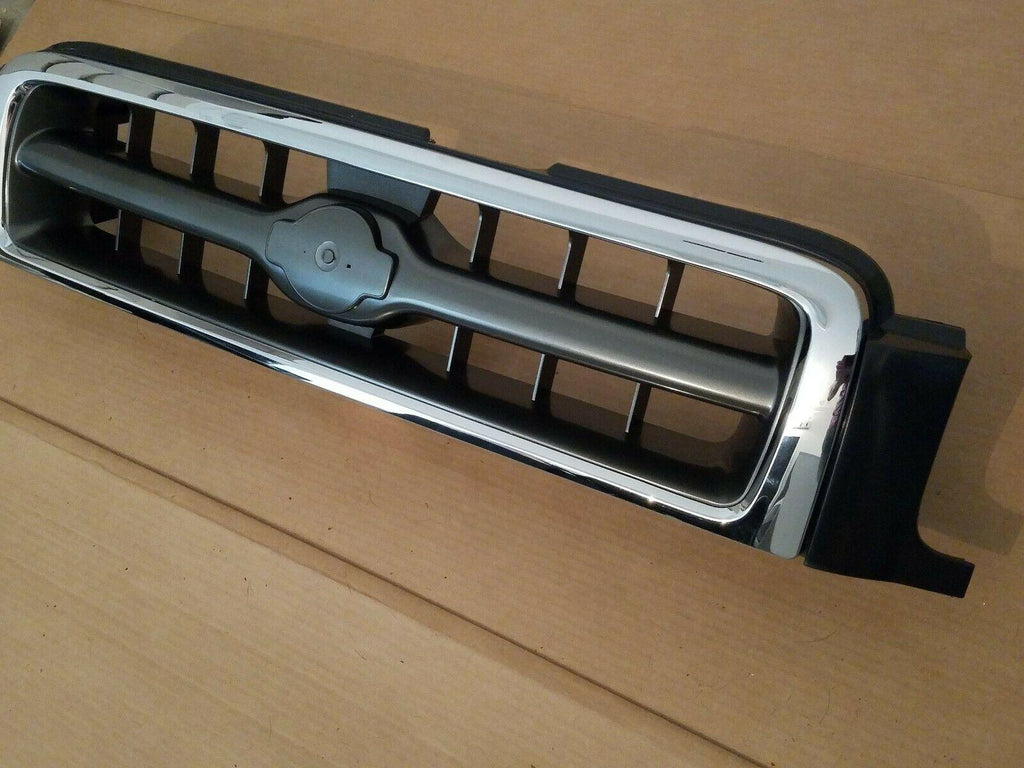 1999-2001 Nissan Pathfinder Grille Chrome/Silver/Charcoal Le Model , NI1200192. Replacement part ready for install.
